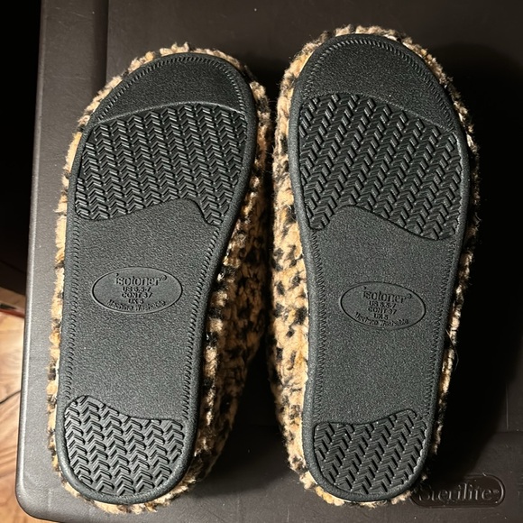 Warm fuzzy slippers - Picture 3 of 4